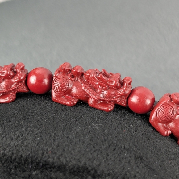 Carved red cinnabar stretchy bracelet - Picture 2 of 8